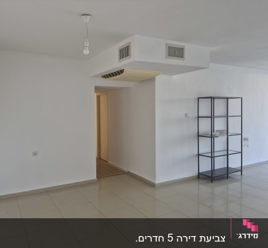 חדר ריק עם קירות צבועים ולוח מדפים